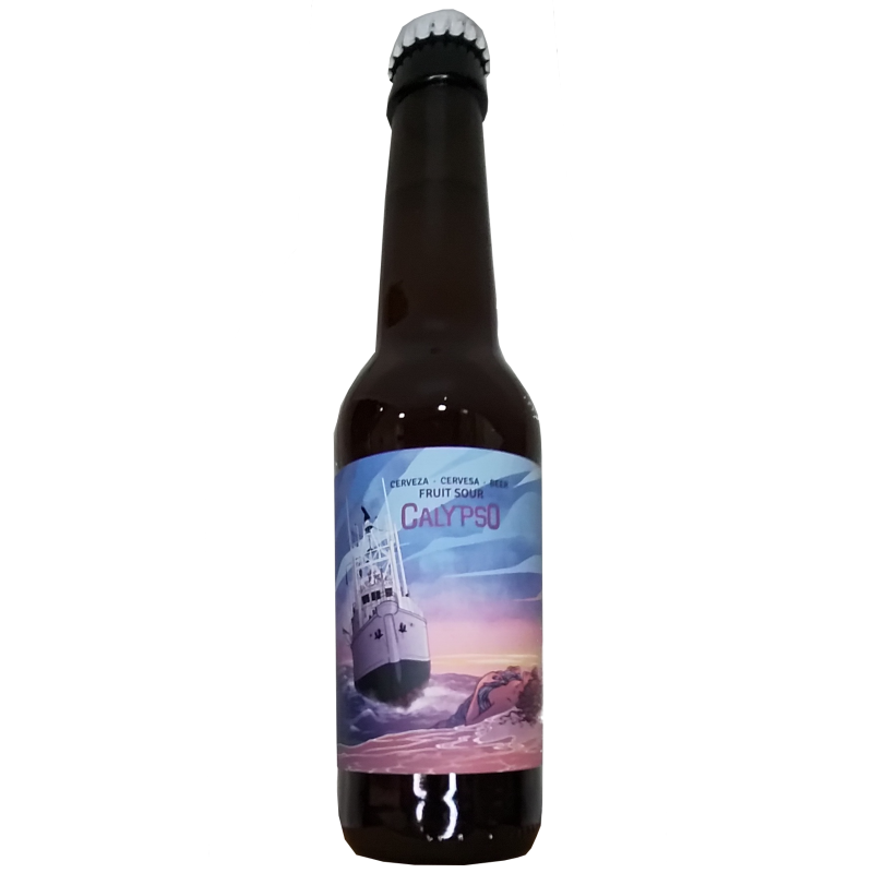 Botella de cerveza artesana Calypso de Althaia Artesana, estilo Fruit Sour, con una etiqueta artística que muestra un gran barco blanco navegando sobre un mar rosado bajo un cielo al atardecer.