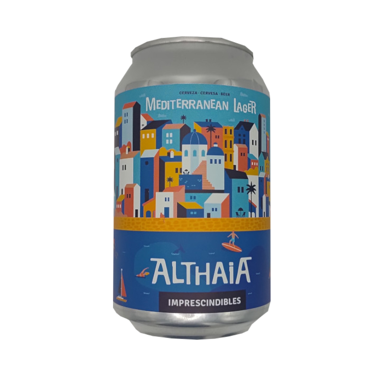 Lata de cerveza artesana Mediterranean Lager de Althaia Artesana, con una etiqueta artística que muestra un paisaje costero de casas blancas y cúpulas azules sobre un mar azul brillante con un surfista.