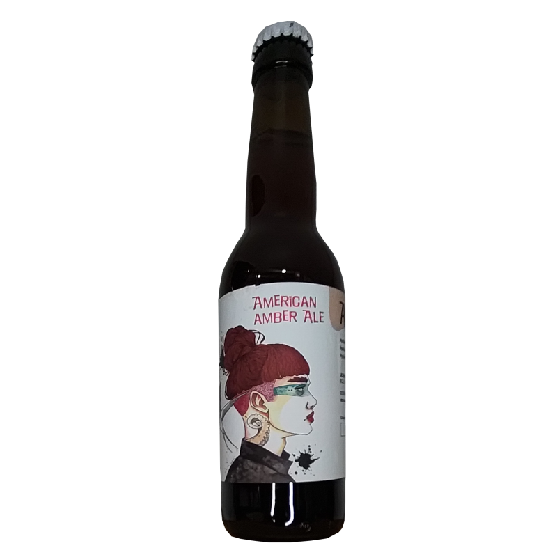 Botella de cerveza artesana Cornamusa de Althaia Artesana, estilo American Amber Ale, con etiqueta blanca que muestra la ilustración artística de una mujer de perfil con pelo rojizo recogido, un tatuaje de tentáculo de pulpo en el cuello y una máscara pintada en los ojos.