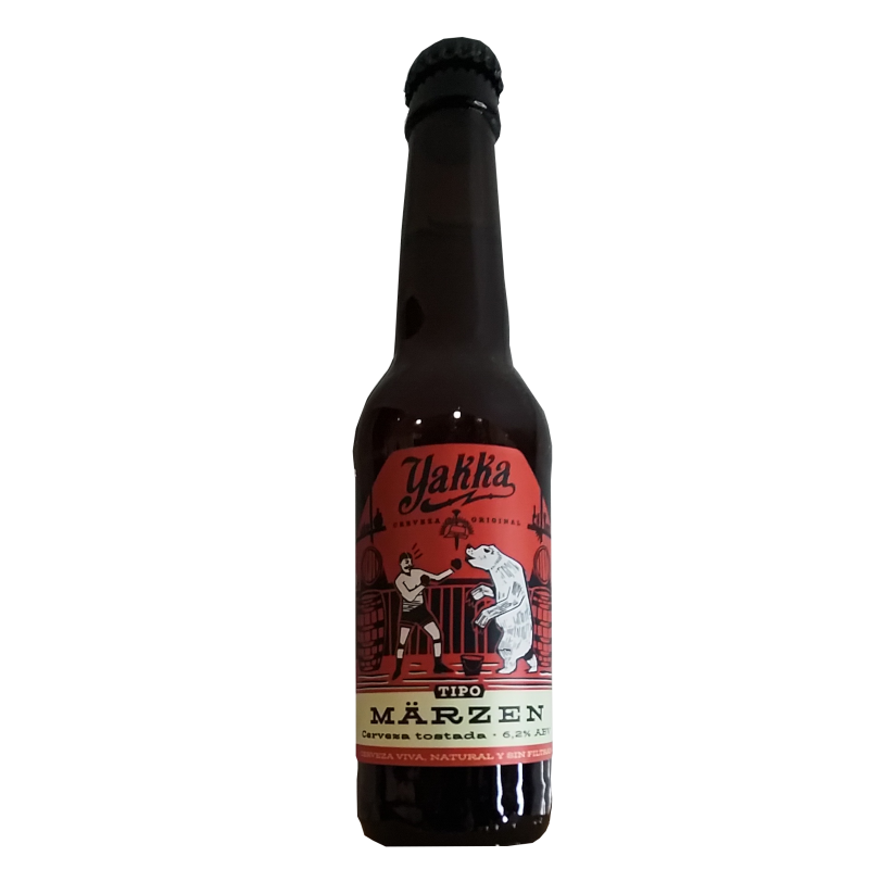 Botella de cerveza artesana Tipo Märzen de Yakka, con una etiqueta roja de estilo vintage que muestra la ilustración de un boxeador enfrentándose a un oso polar en un ring de madera rodeado de barriles.