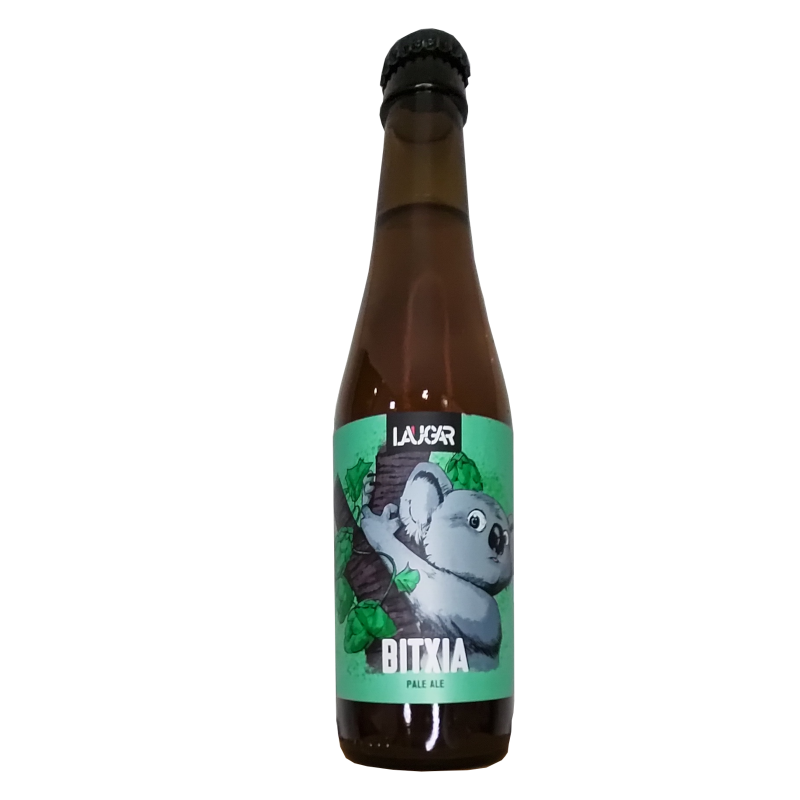 Botella de cerveza artesana Bitxia de Laugar, estilo Pale Ale, con etiqueta verde brillante que muestra la ilustración de un koala abrazado a un tronco rodeado de lúpulos.