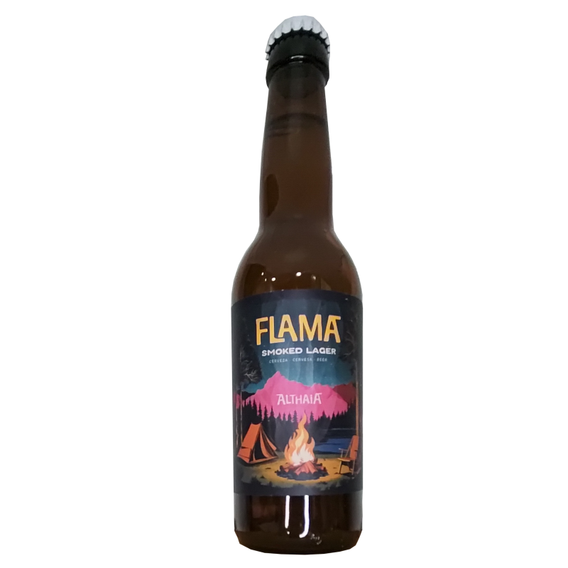 Botella de cerveza artesana Flama de Althaia, estilo Smoked Lager, con una etiqueta oscura que muestra una ilustración de una hoguera encendida frente a una tienda de campaña en un bosque nocturno bajo montañas rosadas.