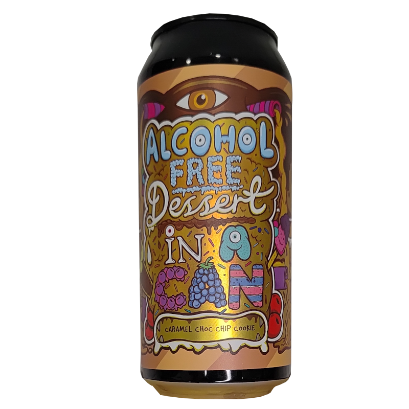 Lata de cerveza artesana 'Alcohol Free Dessert In A Can' de Amundsen Brewery, sabor 'Caramel Choc Chip Cookie', con una etiqueta colorida y detallada llena de personajes y dulces en tonos amarillos, azules y rosas.