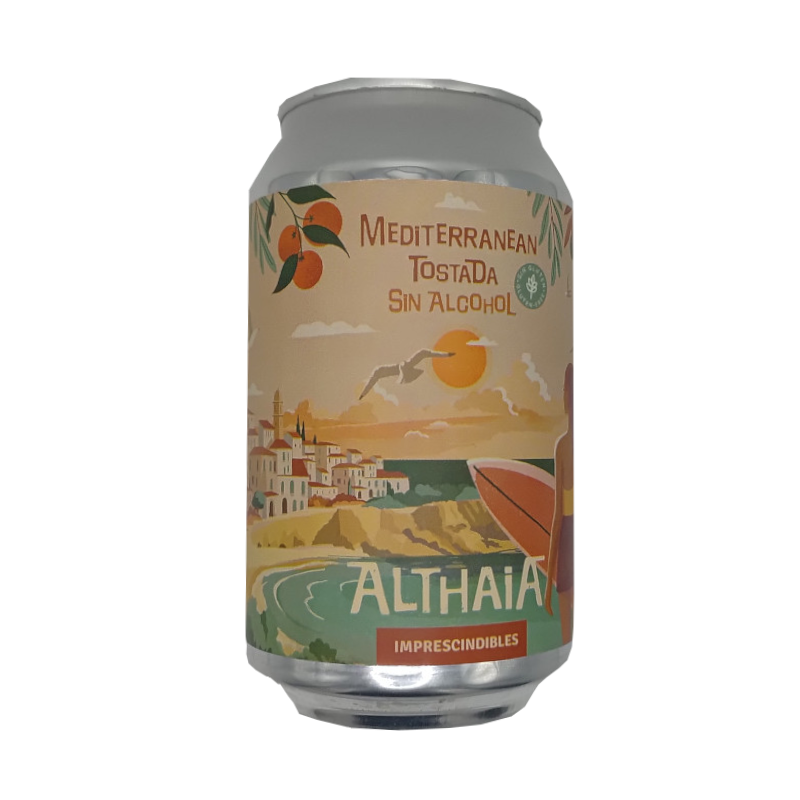 Lata de cerveza Althaia Mediterranean Tostada Sin Alcohol y Sin Gluten, con una etiqueta artística de una playa mediterránea, un surfista y un pueblo costero al atardecer.