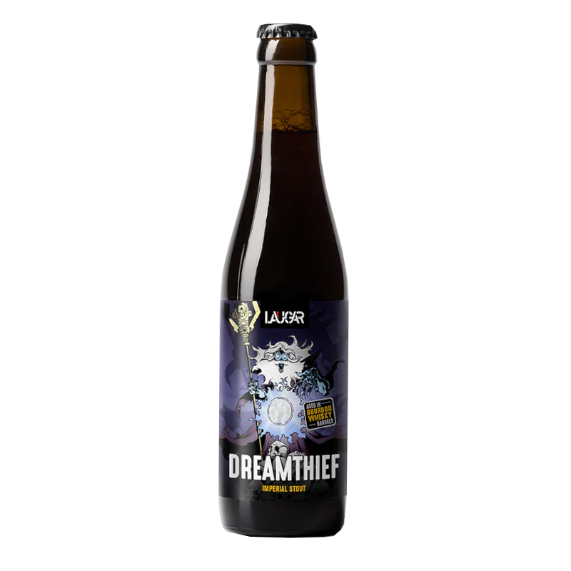 Botella de cerveza artesana Dreamthief de Laugar Brewery, estilo Imperial Stout envejecida en barricas de Bourbon y Whisky, con etiqueta ilustrada de un personaje místico sosteniendo un báculo.