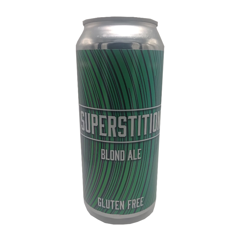 Lata de cerveza Superstition Blond Ale sin gluten, con etiqueta de diseño geométrico en líneas verdes y negras sobre fondo oscuro