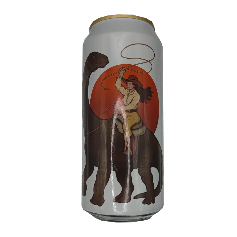 Lata de cerveza artesana Reptile Rider de la cervecera sueca Fermenterarna, estilo Hazy IPA, con una ilustración de una mujer cabalgando un dinosaurio cuello largo frente a un sol rojo
