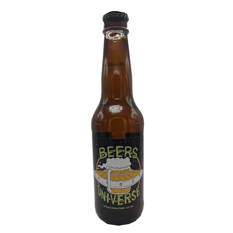 Botella de cerveza artesana Beers Universe Lager, de 5.1% vol, con etiqueta negra que muestra un platillo volante cargando una jarra de cerveza espumosa bajo un cielo estrellado.