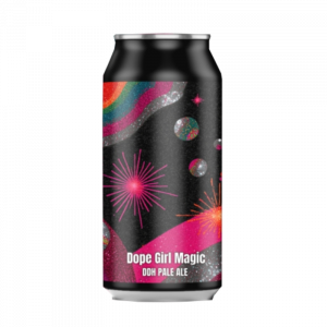 Lata de cerveza artesana Dope Girl Magic de Gekko Brewing, estilo DDH Pale Ale, con una etiqueta negra de diseño espacial y psicodélico con destellos rosas, arcoíris brillantes y planetas texturizados