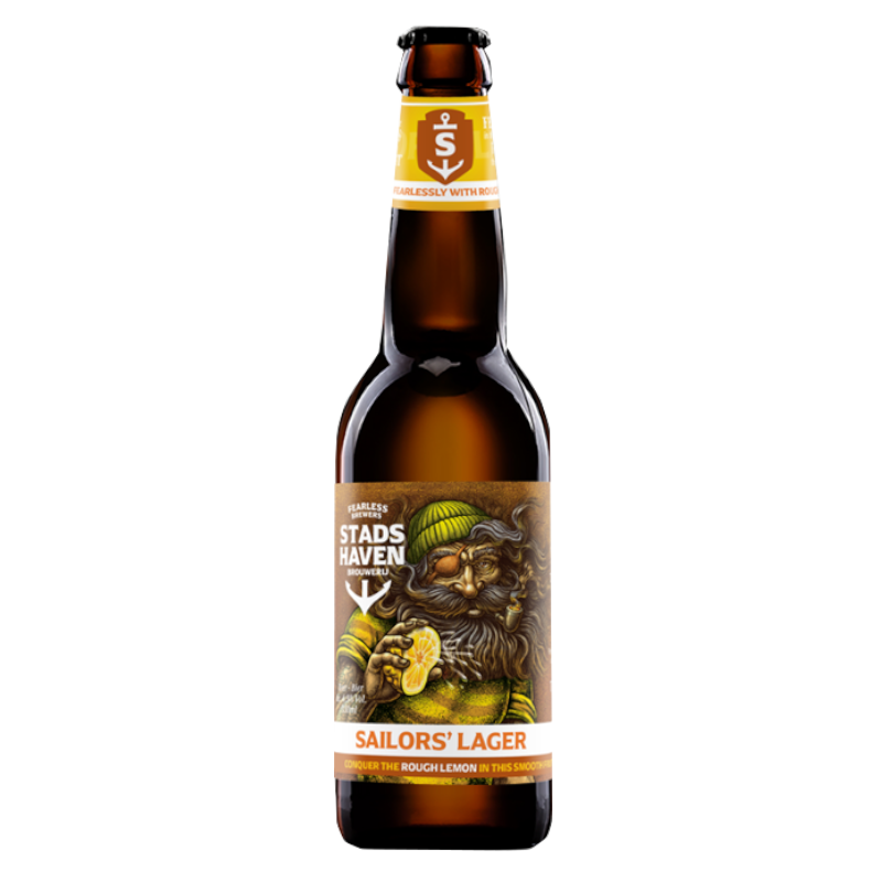 Botella de cerveza artesana Stadshaven Sailors' Lager, con una etiqueta de tono ocre que muestra la ilustración detallada de un marinero clásico con barba larga, parche en el ojo y gorro verde, sosteniendo medio limón exprimido.