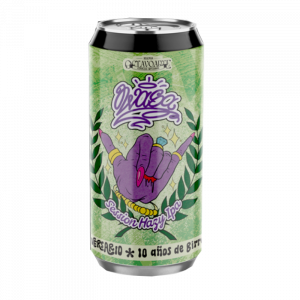 Lata de cerveza artesana Wasa de Octavo Arte, estilo Session Hazy IPA, edición especial de su 10º aniversario. La etiqueta verde muestra una mano morada haciendo el gesto surfero de 'shaka' adornada con joyas, rodeada por dos ramas de laurel.