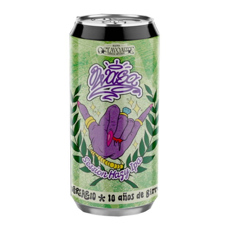 Lata de cerveza artesana Wasa de Octavo Arte, estilo Session Hazy IPA, edición especial de su 10º aniversario. La etiqueta verde muestra una mano morada haciendo el gesto surfero de 'shaka' adornada con joyas, rodeada por dos ramas de laurel.
