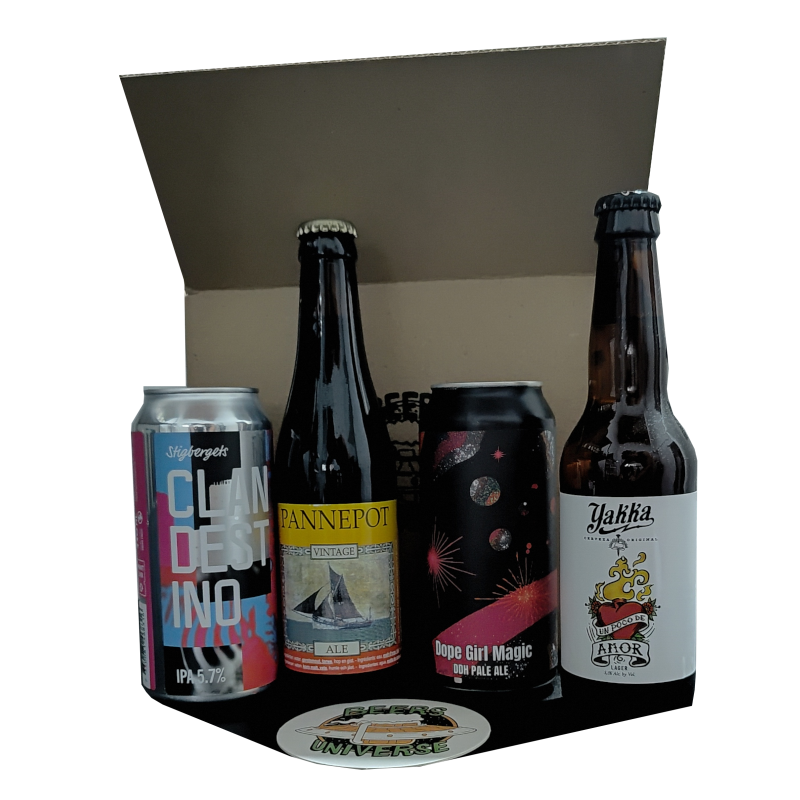 Pack de 4 cervezas artesanas variadas alineadas frente a una caja de cartón abierta con un posavasos de Beers Universe en la base. Incluye Stigbergets Clandestino, Pannepot Vintage Ale, Gekko Dope Girl Magic y Yakka Un Poco de Amor Lager.