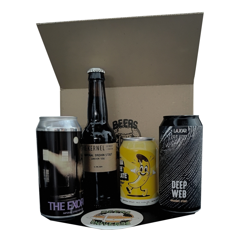 Pack de 4 cervezas artesanas negras de estilo Stout e Imperial Stout frente a una caja de cartón abierta con un posavasos de Beers Universe en la base. Incluye The Exorcist, The Kernel Imperial Brown Stout, Banana Toffee Chocolate Stout y Laugar Deep Web.
